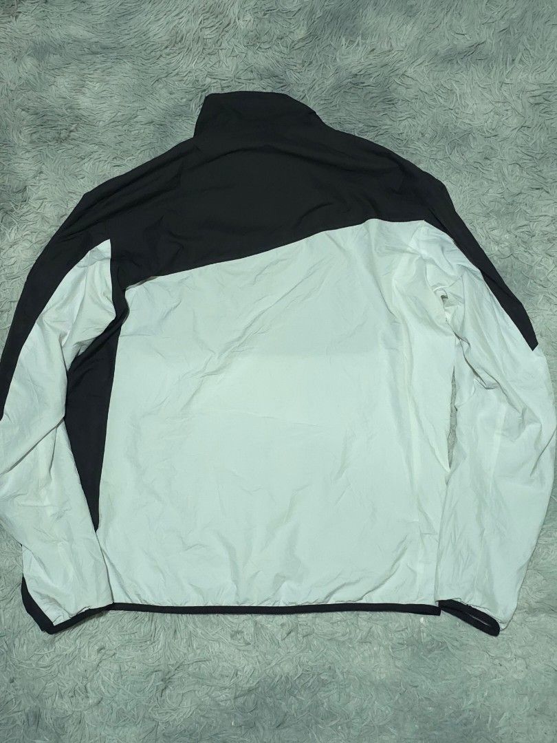 Mizuno Windbreaker Jacket (Category: Coats, Jackets and Outerwear) located in Abulug. Submitted by humanwhosellthings (Listing ID 1470480419, Image 2). Description: MIZUNO WINDBREAKER JACKET ✅️Size: XLarge ✅️Dimes: 22W x 28L ✅Condition: Excellent ✅Issue: minimal hairline sa print ✅Color Rate: 9.8/10.