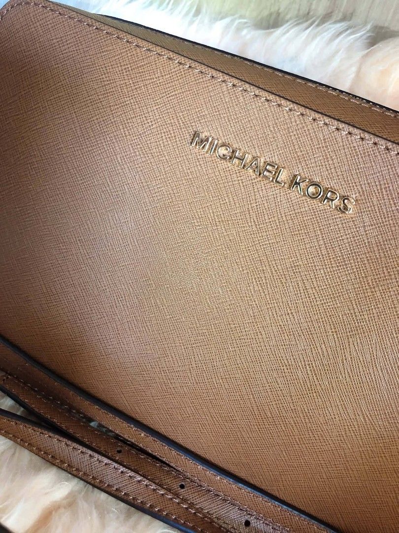 Mk set large (Category: Luxury Bags & Wallets) located in Bulacan. Submitted by roseannbla47941 (Listing ID 1470402266, Image 3). Description: 👜 AUTHENTIC MICHAEL KORS JET SET LARGE CROSSBODY 👜 ✅ Guaranteed original – no replicas, no OEM ✅ Large capacity: fits phone, wallet, makeup, water bottle & all essentials ✅ Signature MK design + premium hardware ✅ Adjustable strap for comfortable wear ✅ Perfect for work, errands, travel or casual outings