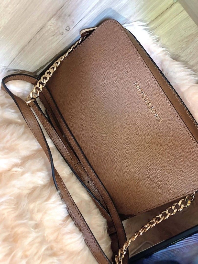 Mk set large (Category: Luxury Bags & Wallets) located in Bulacan. Submitted by roseannbla47941 (Listing ID 1470402266, Image 2). Description: 👜 AUTHENTIC MICHAEL KORS JET SET LARGE CROSSBODY 👜 ✅ Guaranteed original – no replicas, no OEM ✅ Large capacity: fits phone, wallet, makeup, water bottle & all essentials ✅ Signature MK design + premium hardware ✅ Adjustable strap for comfortable wear ✅ Perfect for work, errands, travel or casual outings