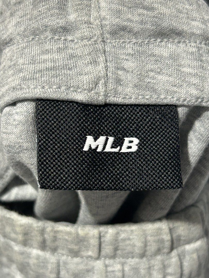 MLB Chicago White Sox Grey Sweatpants (Category: Joggers) located in San Simon. Submitted by ericdeinla69664 (Listing ID 1470390181, Image 3). Description: - Brand: MLB Genuine Merchandise (Chicago White Sox) - Size: XS - Color: Grey - Material: Comfortable cotton and polyester blend - Design: Embroidered team logo on the leg - Features: Elastic waistband with drawstring and side pockets - Condition: Excellent, great for everyday wear.