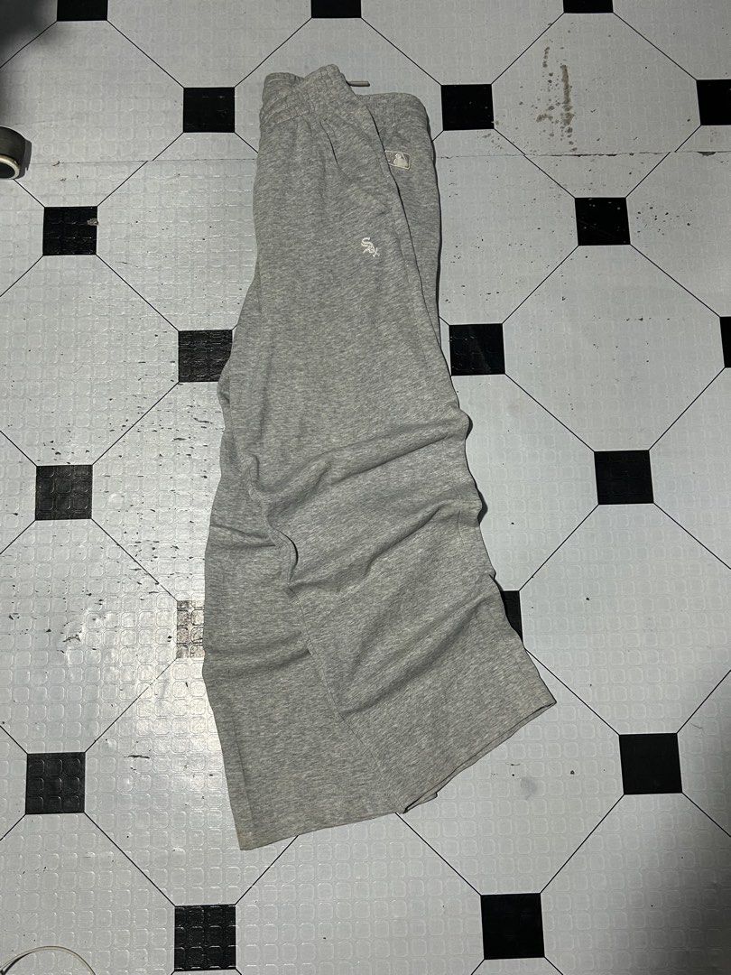 MLB Chicago White Sox Grey Sweatpants (Category: Joggers) located in San Simon. Submitted by ericdeinla69664 (Listing ID 1470390181, Image 1). Description: - Brand: MLB Genuine Merchandise (Chicago White Sox) - Size: XS - Color: Grey - Material: Comfortable cotton and polyester blend - Design: Embroidered team logo on the leg - Features: Elastic waistband with drawstring and side pockets - Condition: Excellent, great for everyday wear.