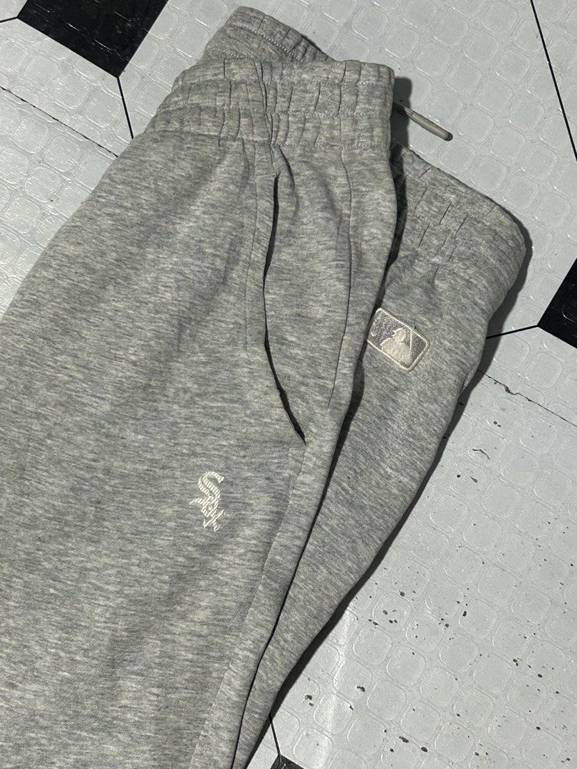 MLB Chicago White Sox Grey Sweatpants (Category: Joggers) located in San Simon. Submitted by ericdeinla69664 (Listing ID 1470390181, Image 2). Description: - Brand: MLB Genuine Merchandise (Chicago White Sox) - Size: XS - Color: Grey - Material: Comfortable cotton and polyester blend - Design: Embroidered team logo on the leg - Features: Elastic waistband with drawstring and side pockets - Condition: Excellent, great for everyday wear.