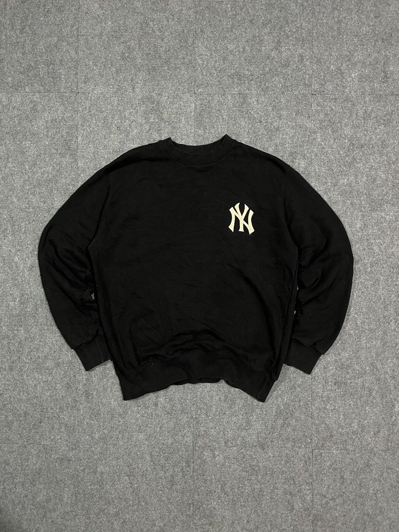 MLB New York Yankees (Category: Coats, Jackets and Outerwear) located in Manila. Submitted by maasnathan97346 (Listing ID 1470356658, Image 1). Description: Mlb New york yankees sweater Size Medium Width 21.5 Length 26 Boxy fit Excellent Condition Location Laguna Jnt Ship Plus Sf.