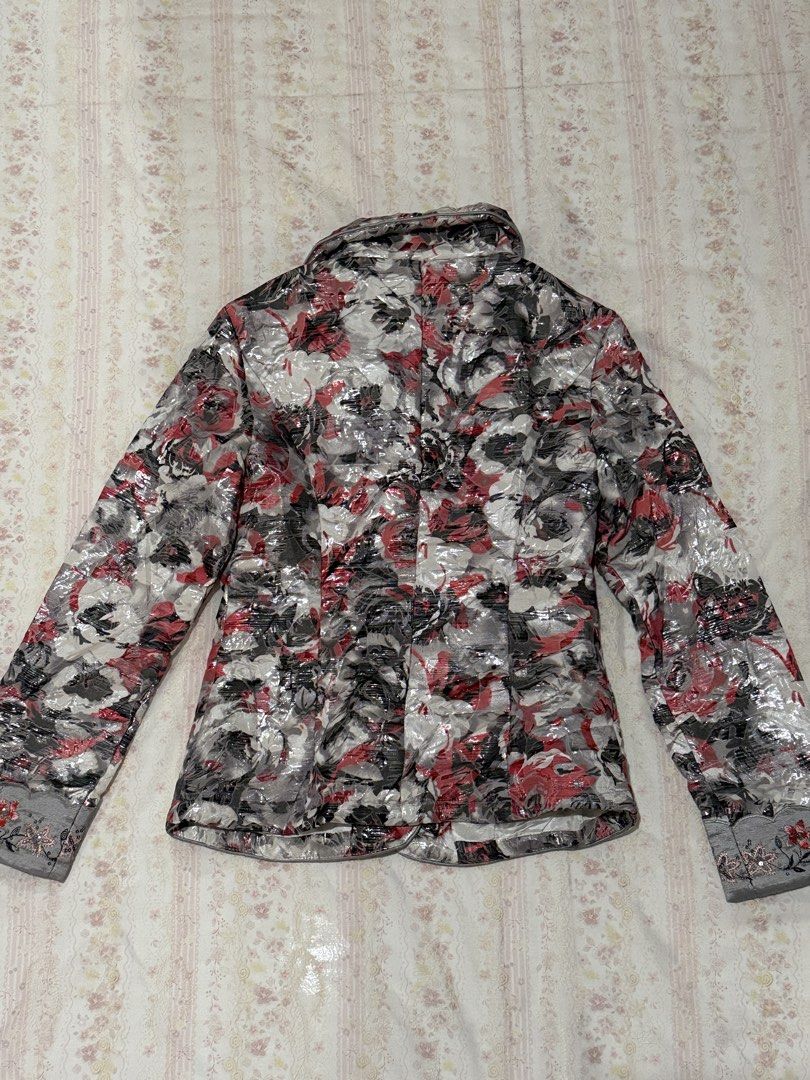 modern floral tang jacket (Category: Coats, Jackets and Outerwear) located in San Pedro. Submitted by swiit_fruutz (Listing ID 1470382665, Image 3). Description: 𑣲𝄞 size: XS-S 𑣲𝄞 flaw/s: one button missing mine: 300 steal: 400 lock: 500 ᯓ‎𝄞 REMINDER All clothes are preloved. By proceeding with your purchase, you acknowledge and agree to this condition and confirm that you have read the rules..