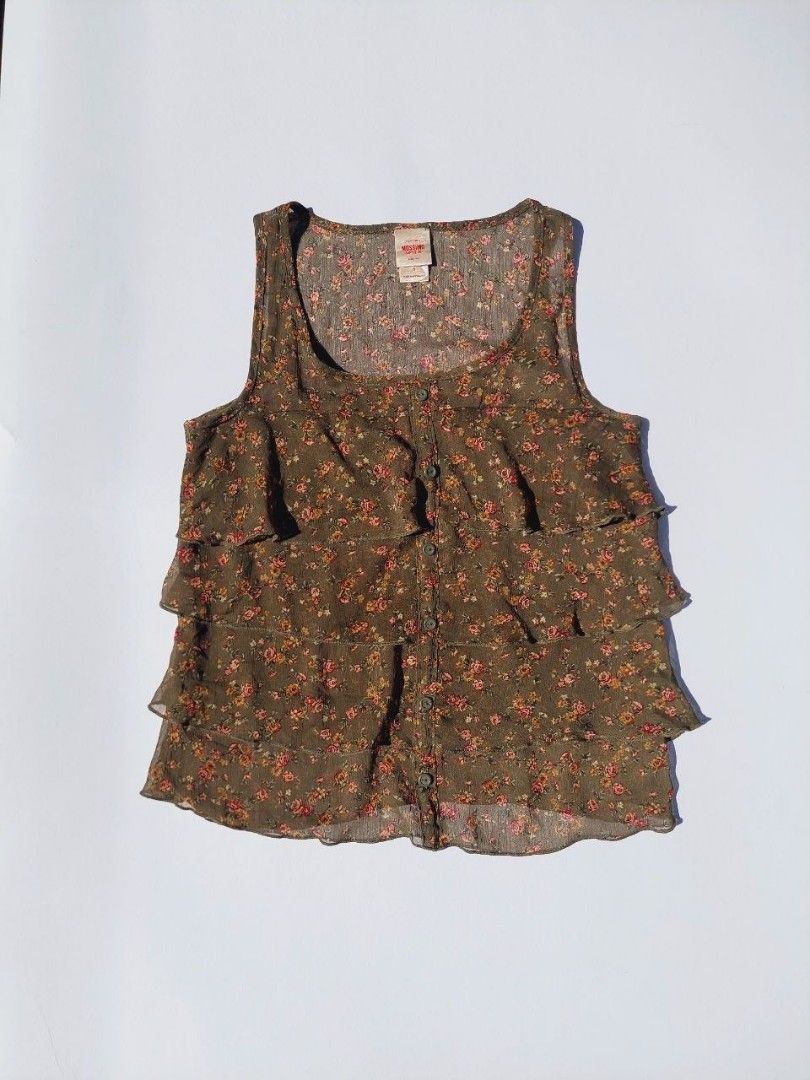 Mossimo vintage floral top (Category: Sleeveless) located in Echague. Submitted by ribbitpicks (Listing ID 1470429965, Image 1). Description: bust 32.