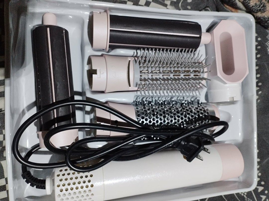 Multifunction Blow dryer 5 in 1 (Category: Hair) located in Quezon City. Submitted by rhysssieeieeieie (Listing ID 1470406312, Image 2). Description: .