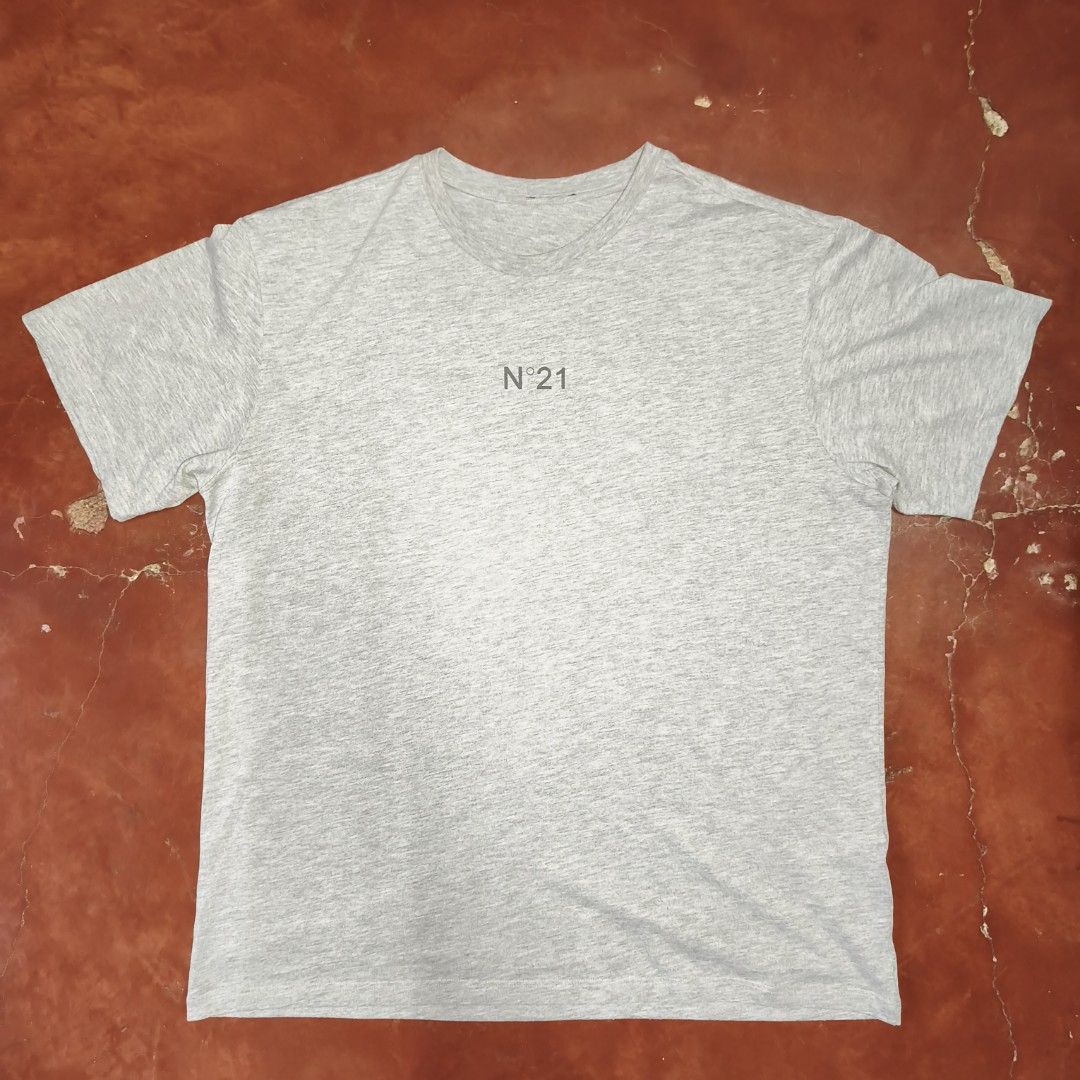 N°21 (Numero Ventuno) (Category: Tshirts & Polo Shirts ) located in Antipolo. Submitted by alphaomega_fox (Listing ID 1470355947, Image 2). Description: - Brand: N°21 - Color: Grey - Size: XL , 22x28 - Material: 100% cotton - Origin: Made in Italy - Design: Chest logo print, short sleeves, crew neck - Authenticity: Includes original Gilmar distribution tag .