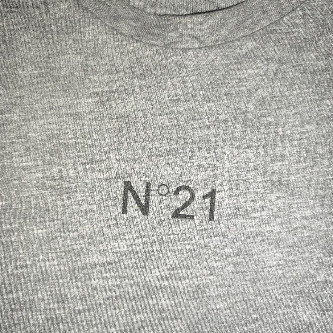 N°21 (Numero Ventuno) (Category: Tshirts & Polo Shirts ) located in Antipolo. Submitted by alphaomega_fox (Listing ID 1470355947, Image 1). Description: - Brand: N°21 - Color: Grey - Size: XL , 22x28 - Material: 100% cotton - Origin: Made in Italy - Design: Chest logo print, short sleeves, crew neck - Authenticity: Includes original Gilmar distribution tag .