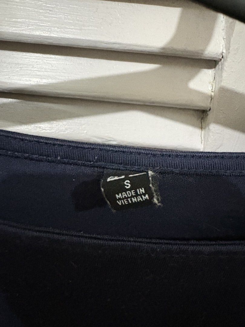Navy blue short sleeve top size S (Category: Blouses) located in Makati City. Submitted by goodfindsonly (Listing ID 1470445412, Image 2). Description: - Color: Dark navy blue - Size: S (Made in Vietnam) but runs big - Fit: Relaxed fit with short sleeves and scoop neckline - Material: Comfortable basic tee - Style: Versatile solid color, perfect to match with jeans or skirts for casual daily wear.