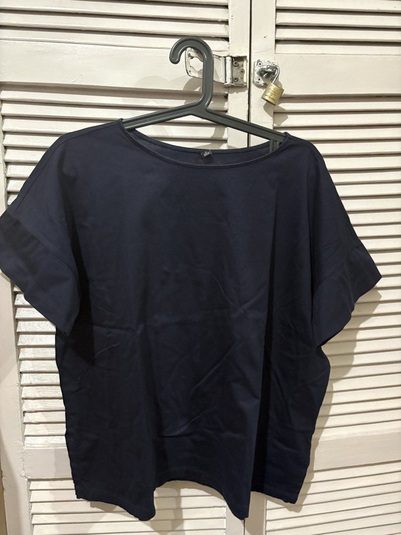 Navy blue short sleeve top size S (Category: Blouses) located in Makati City. Submitted by goodfindsonly (Listing ID 1470445412, Image 1). Description: - Color: Dark navy blue - Size: S (Made in Vietnam) but runs big - Fit: Relaxed fit with short sleeves and scoop neckline - Material: Comfortable basic tee - Style: Versatile solid color, perfect to match with jeans or skirts for casual daily wear.