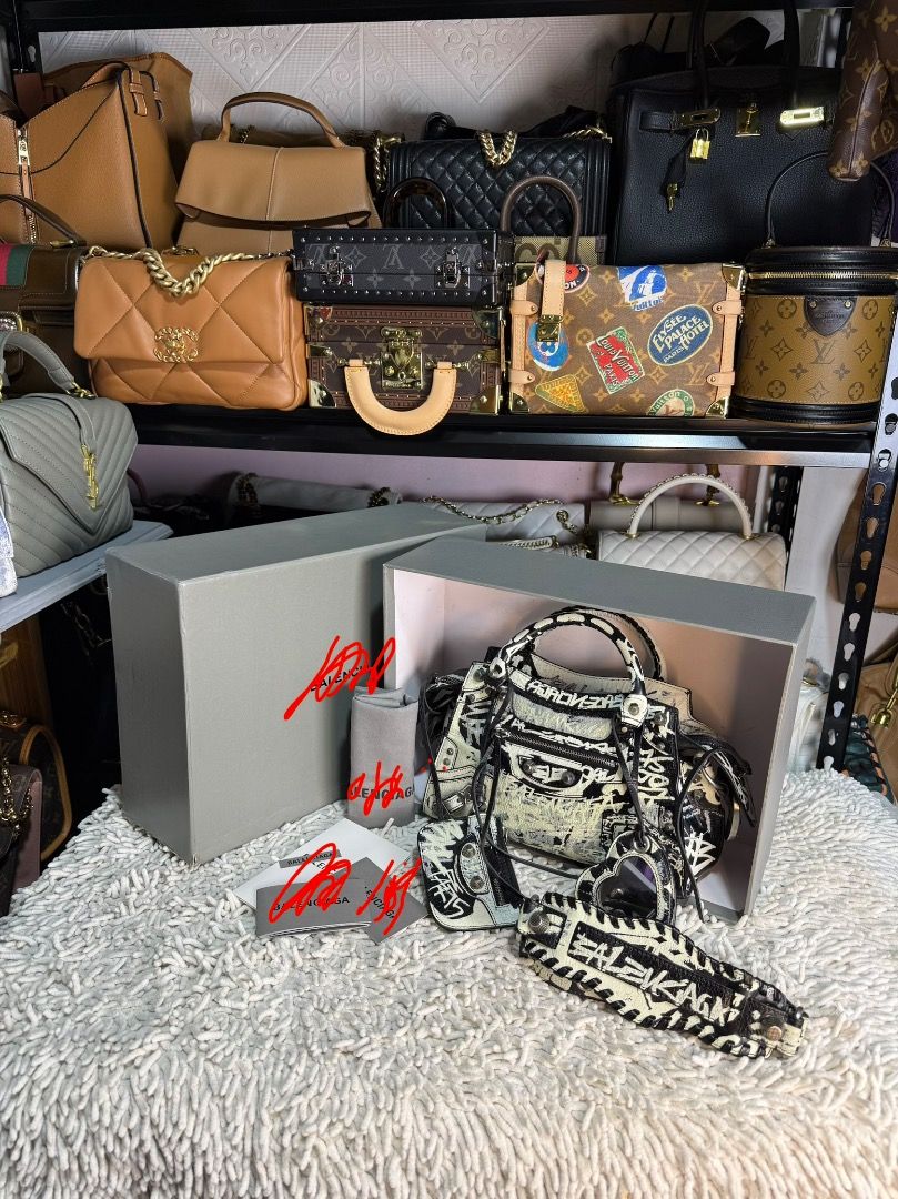 Neo Cagole XS Graffiti (Category: Luxury Bags & Wallets) located in Baguio. Submitted by mysticrabbit.4162d2 (Listing ID 1470525094, Image 1). Description: ♠️ excellent condition ♠️ box has a small tear that just needs to be taped. ♠️ 𝚌𝚘𝚖𝚎𝚜 𝚠/ 𝚒𝚝𝚜 𝚘𝚠𝚗 𝚋𝚘𝚡, 𝚍𝚞𝚜𝚝𝚋𝚊𝚐, 𝚌𝚊𝚛𝚎𝚌𝚊𝚛𝚍, 𝚖𝚒𝚛𝚛𝚘𝚛 𝚌𝚑𝚊𝚛𝚖 & 𝚖𝚒𝚗𝚒 𝚙𝚘𝚞𝚌𝚑 𝚏𝚘𝚛 𝚞𝚛 𝚌𝚊𝚛𝚍, 𝚌𝚊𝚜𝚑 ♠️selected from Japan ♠️Authenticity NOT Guaranteed- I‘m not profes