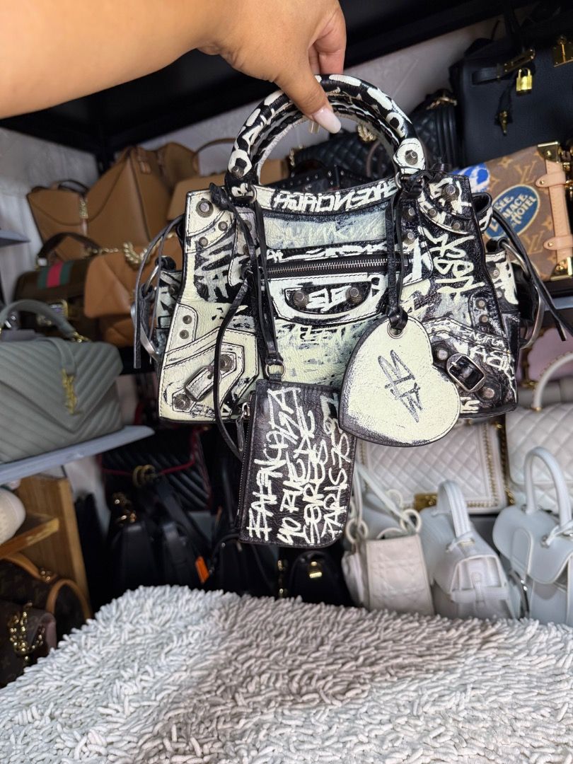 Neo Cagole XS Graffiti (Category: Luxury Bags & Wallets) located in Baguio. Submitted by mysticrabbit.4162d2 (Listing ID 1470525094, Image 3). Description: ♠️ excellent condition ♠️ box has a small tear that just needs to be taped. ♠️ 𝚌𝚘𝚖𝚎𝚜 𝚠/ 𝚒𝚝𝚜 𝚘𝚠𝚗 𝚋𝚘𝚡, 𝚍𝚞𝚜𝚝𝚋𝚊𝚐, 𝚌𝚊𝚛𝚎𝚌𝚊𝚛𝚍, 𝚖𝚒𝚛𝚛𝚘𝚛 𝚌𝚑𝚊𝚛𝚖 & 𝚖𝚒𝚗𝚒 𝚙𝚘𝚞𝚌𝚑 𝚏𝚘𝚛 𝚞𝚛 𝚌𝚊𝚛𝚍, 𝚌𝚊𝚜𝚑 ♠️selected from Japan ♠️Authenticity NOT Guaranteed- I‘m not profes