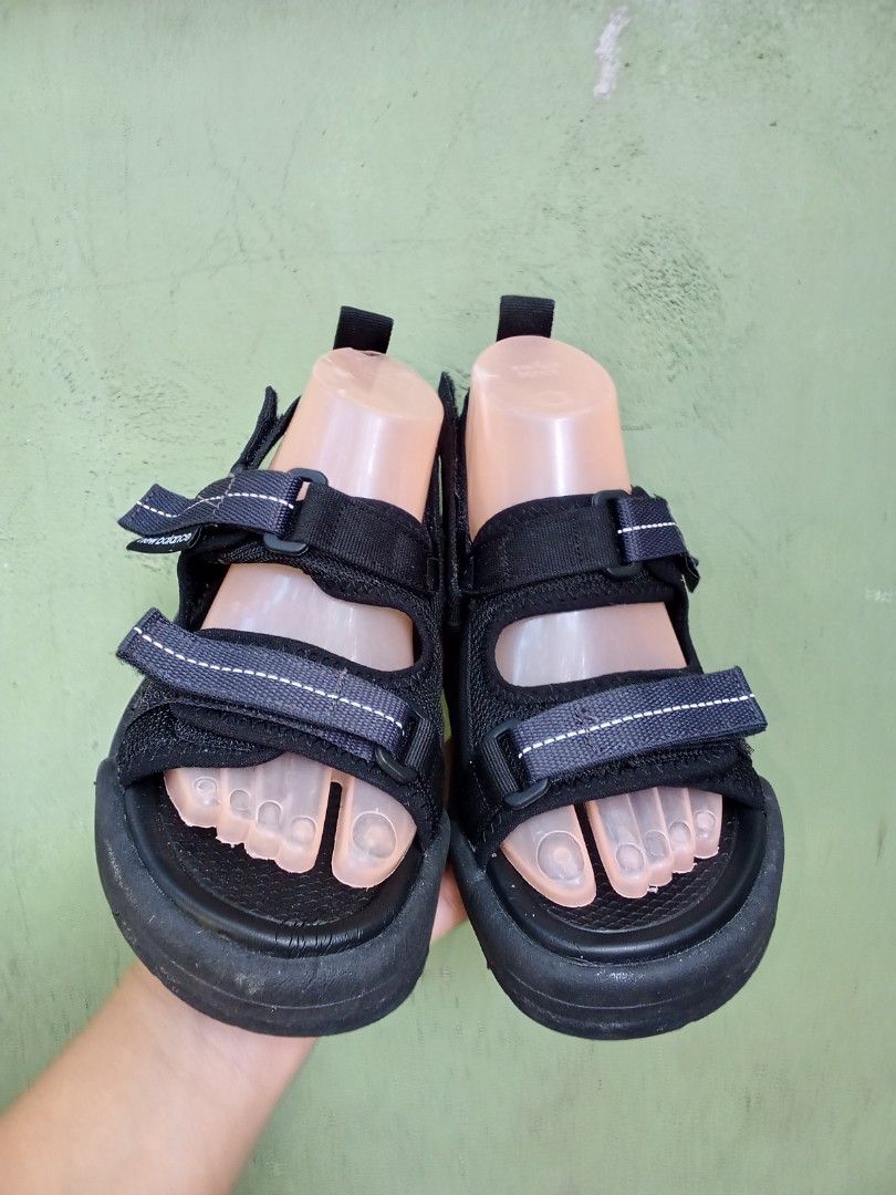 New balance (Category: Flats & Sandals) located in General Santos City (Dadiangas). Submitted by ukayonlineshoppe (Listing ID 1470475157, Image 2). Description: 23.5cm. detachable strap 📌 excellent condition original.