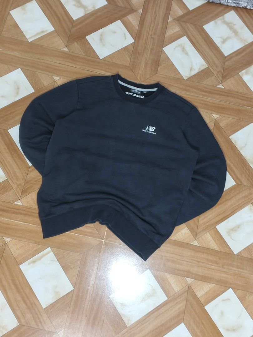 New Balance Black Sweatshirt Crewneck (Category: Coats, Jackets and Outerwear) located in Manila. Submitted by dp.finds (Listing ID 1470501329, Image 2). Description: - Brand: New Balance - Color: Dark Navy / Black - Style: Classic crewneck pullover - Details: Small embroidered logo on chest - Fit: Ribbed cuffs and hem that keep their shape - Vibe: Simple, versatile, and perfect for everyday casual wear.
