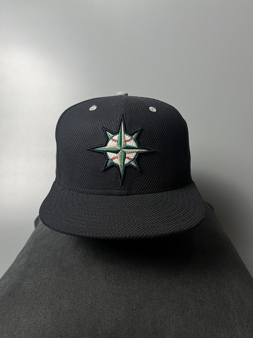 New Era Seattle Mariners 59FIFTY Fitted Cap Size 7 (Category: Caps & Hats) located in Dagupan City. Submitted by loves2thrifth (Listing ID 1470367600, Image 1). Description: Seattle Mariners 59FIFTY fitted cap by New Era. Black mesh material with the team compass logo embroidered on the front. Size 7, measuring 55.8 cm. MLB Authentic Collection Performance Headwear tag inside. Handwritten signatures and text written on the interior lining panels.