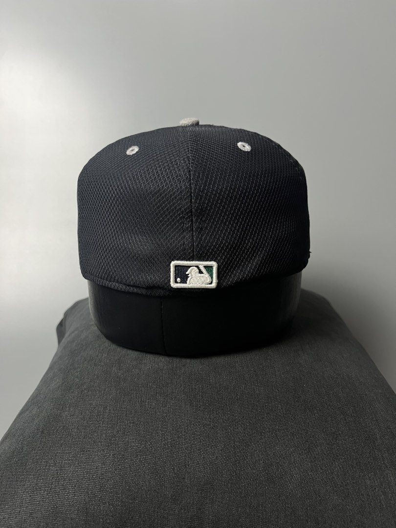 New Era Seattle Mariners 59FIFTY Fitted Cap Size 7 (Category: Caps & Hats) located in Dagupan City. Submitted by loves2thrifth (Listing ID 1470367600, Image 3). Description: Seattle Mariners 59FIFTY fitted cap by New Era. Black mesh material with the team compass logo embroidered on the front. Size 7, measuring 55.8 cm. MLB Authentic Collection Performance Headwear tag inside. Handwritten signatures and text written on the interior lining panels.