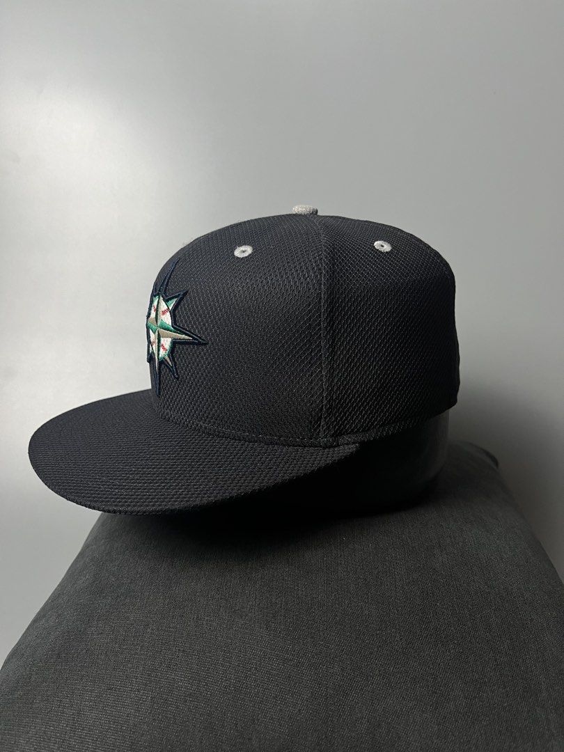 New Era Seattle Mariners 59FIFTY Fitted Cap Size 7 (Category: Caps & Hats) located in Dagupan City. Submitted by loves2thrifth (Listing ID 1470367600, Image 2). Description: Seattle Mariners 59FIFTY fitted cap by New Era. Black mesh material with the team compass logo embroidered on the front. Size 7, measuring 55.8 cm. MLB Authentic Collection Performance Headwear tag inside. Handwritten signatures and text written on the interior lining panels.