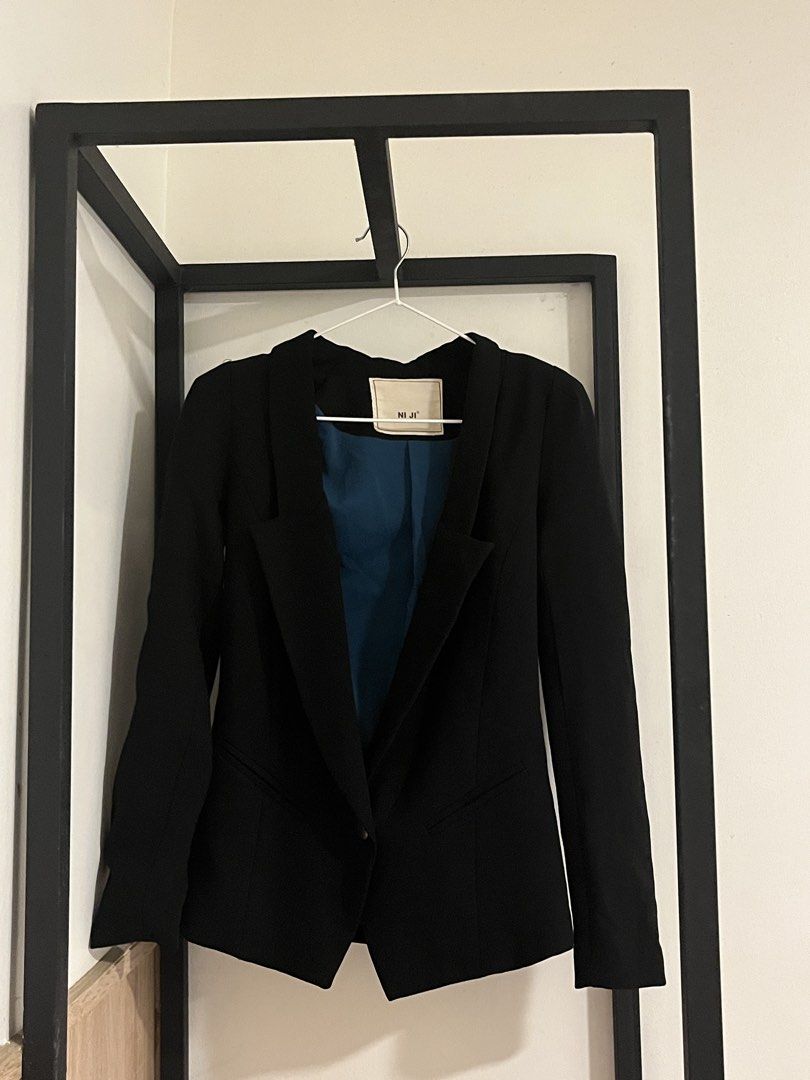 NIJI black blazer (Category: Coats, Jackets and Outerwear) located in Manila. Submitted by shop.noregret (Listing ID 1470533916, Image 1). Description: -May shoulder pad -Minor issue is my stitches na ibang color na yung ginamit na sinulit since biglaang pagtatahi lang since gamit ko din siya same day. -sa loob yung flaw so hindi siya noticeable. -for me medyo fit sya sa arms.