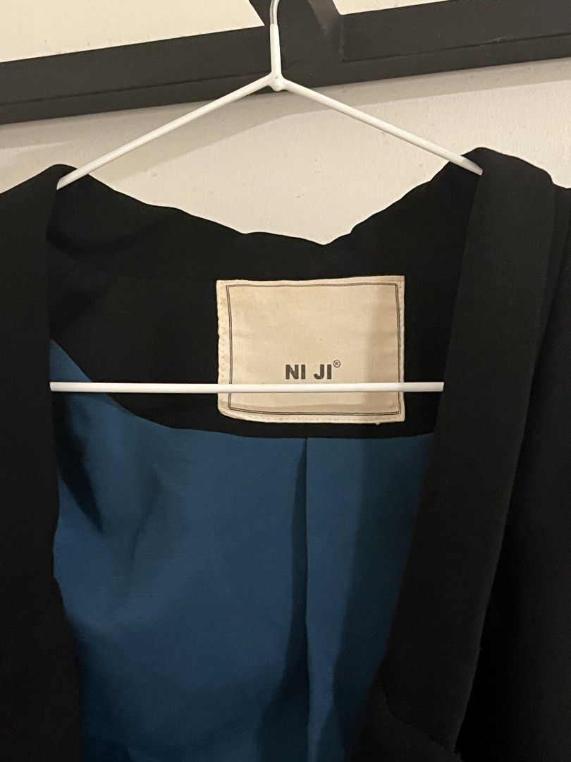 NIJI black blazer (Category: Coats, Jackets and Outerwear) located in Manila. Submitted by shop.noregret (Listing ID 1470533916, Image 3). Description: -May shoulder pad -Minor issue is my stitches na ibang color na yung ginamit na sinulit since biglaang pagtatahi lang since gamit ko din siya same day. -sa loob yung flaw so hindi siya noticeable. -for me medyo fit sya sa arms.