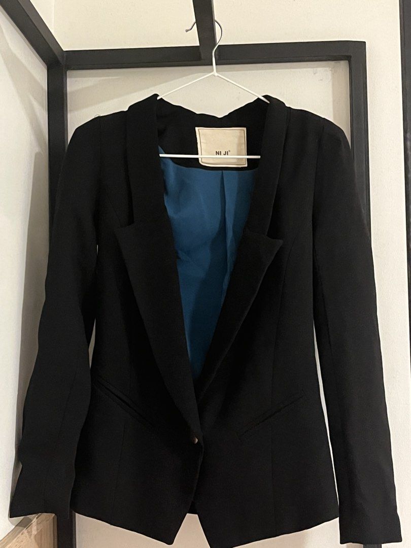NIJI black blazer (Category: Coats, Jackets and Outerwear) located in Manila. Submitted by shop.noregret (Listing ID 1470533916, Image 2). Description: -May shoulder pad -Minor issue is my stitches na ibang color na yung ginamit na sinulit since biglaang pagtatahi lang since gamit ko din siya same day. -sa loob yung flaw so hindi siya noticeable. -for me medyo fit sya sa arms.