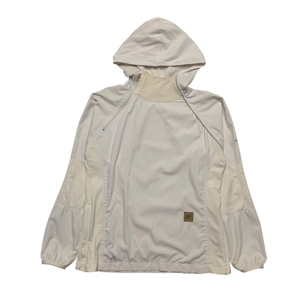 Nike ACG Nylon Jacket (Category: Coats, Jackets and Outerwear) located in Baguio. Submitted by thesecretshop_ph (Listing ID 1470380948, Image 1). Description: Size: Large Lenght: 24” Width: 19” Issue: -.