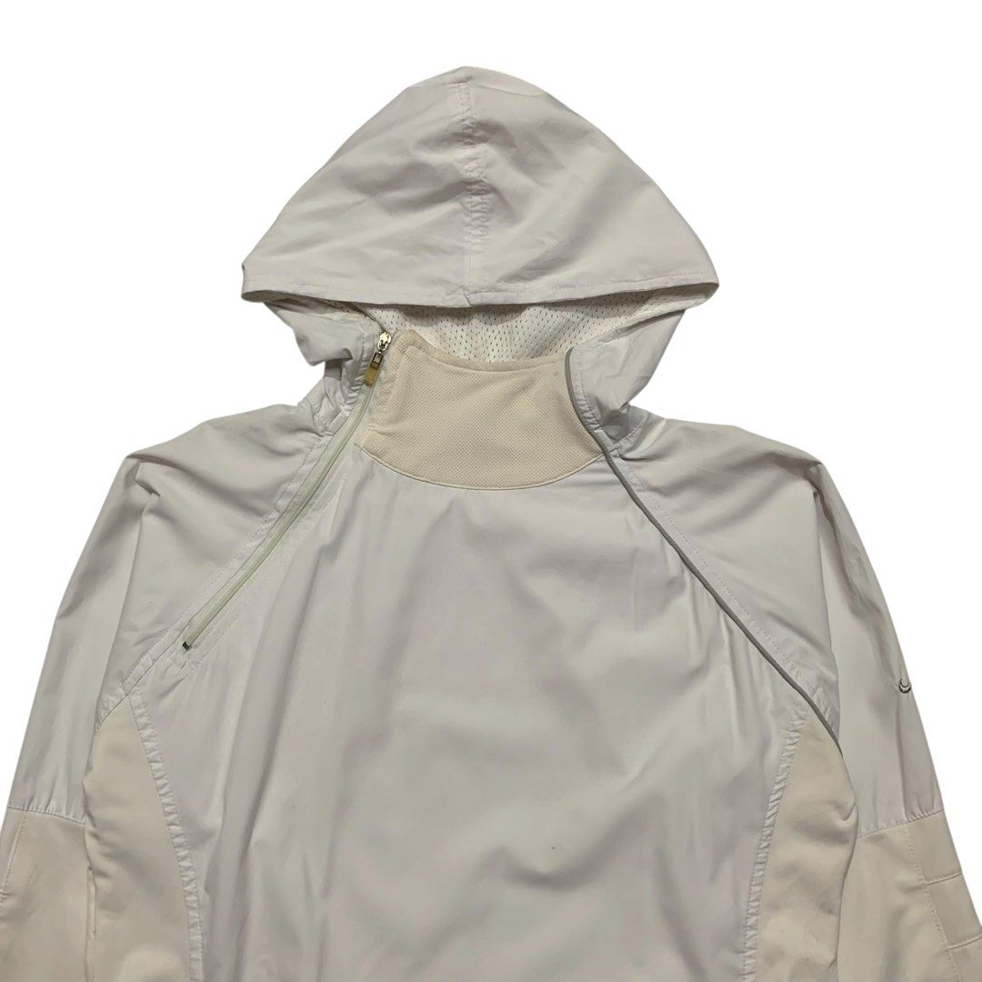 Nike ACG Nylon Jacket (Category: Coats, Jackets and Outerwear) located in Baguio. Submitted by thesecretshop_ph (Listing ID 1470380948, Image 3). Description: Size: Large Lenght: 24” Width: 19” Issue: -.