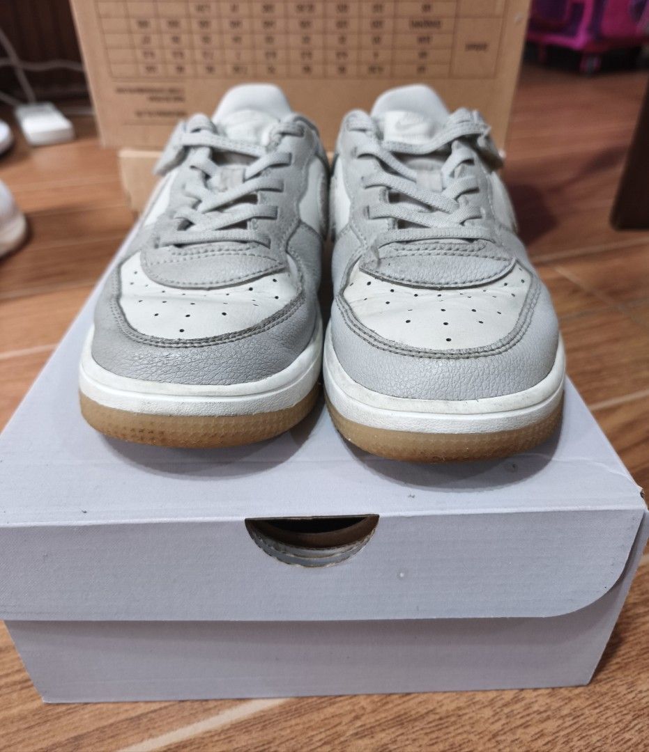 NIKE Air Force 1 Low EasyOn LV8 5 size 2Y (PS) (Category: Sneakers) located in Antipolo. Submitted by janernest92368 (Listing ID 1470366314, Image 2). Description: - Size 2Y (PS) - comes with a box Issue: - needs to be washed or cleaned especially the suede fabric - yellowish icy sole.