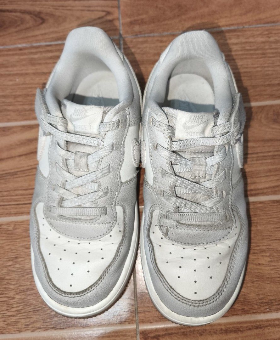 NIKE Air Force 1 Low EasyOn LV8 5 size 2Y (PS) (Category: Sneakers) located in Antipolo. Submitted by janernest92368 (Listing ID 1470366314, Image 3). Description: - Size 2Y (PS) - comes with a box Issue: - needs to be washed or cleaned especially the suede fabric - yellowish icy sole.