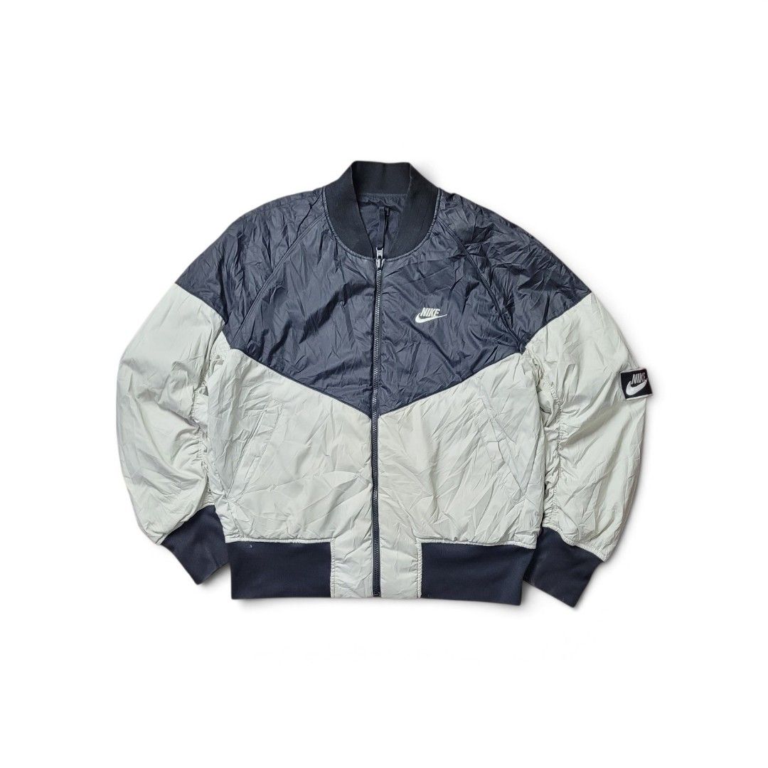 NIKE AIR FORCE 1 REVERSIBLE WOVEN BOMBER JACKET (Category: Hoodies) located in Manila. Submitted by 7100treasure.co (Listing ID 1470511800, Image 2). Description: NIKE AIR FORCE 1 REVERSIBLE WOVEN BOMBER JACKET • Tag Size: Medium (M) • Measurements: 21" Width (Pit-to-Pit) x 26" 📍 Location: Mindanao 🚚 Shipping: J&T Express Nationwide 💳 Payment: GCash (Payment First) 📩 PM TO MINE! 🔥.