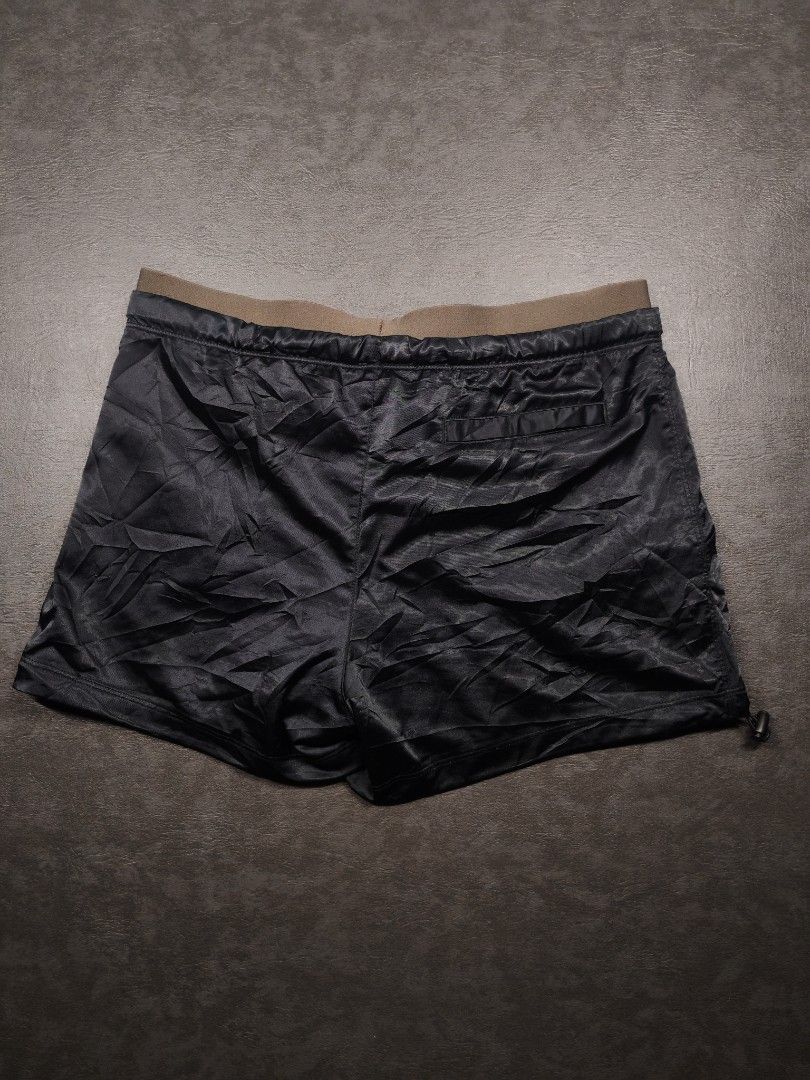 Nike Athletic Training Shorts (Category: Shorts) located in Kalibo. Submitted by relivethearchives (Listing ID 1470420209, Image 3). Description: Nike Athletic Training Shorts in Excellent Condition Size Small on tag DIMES Waist: 28 stretch up to 33 Length: 13 📍 Need Wash.