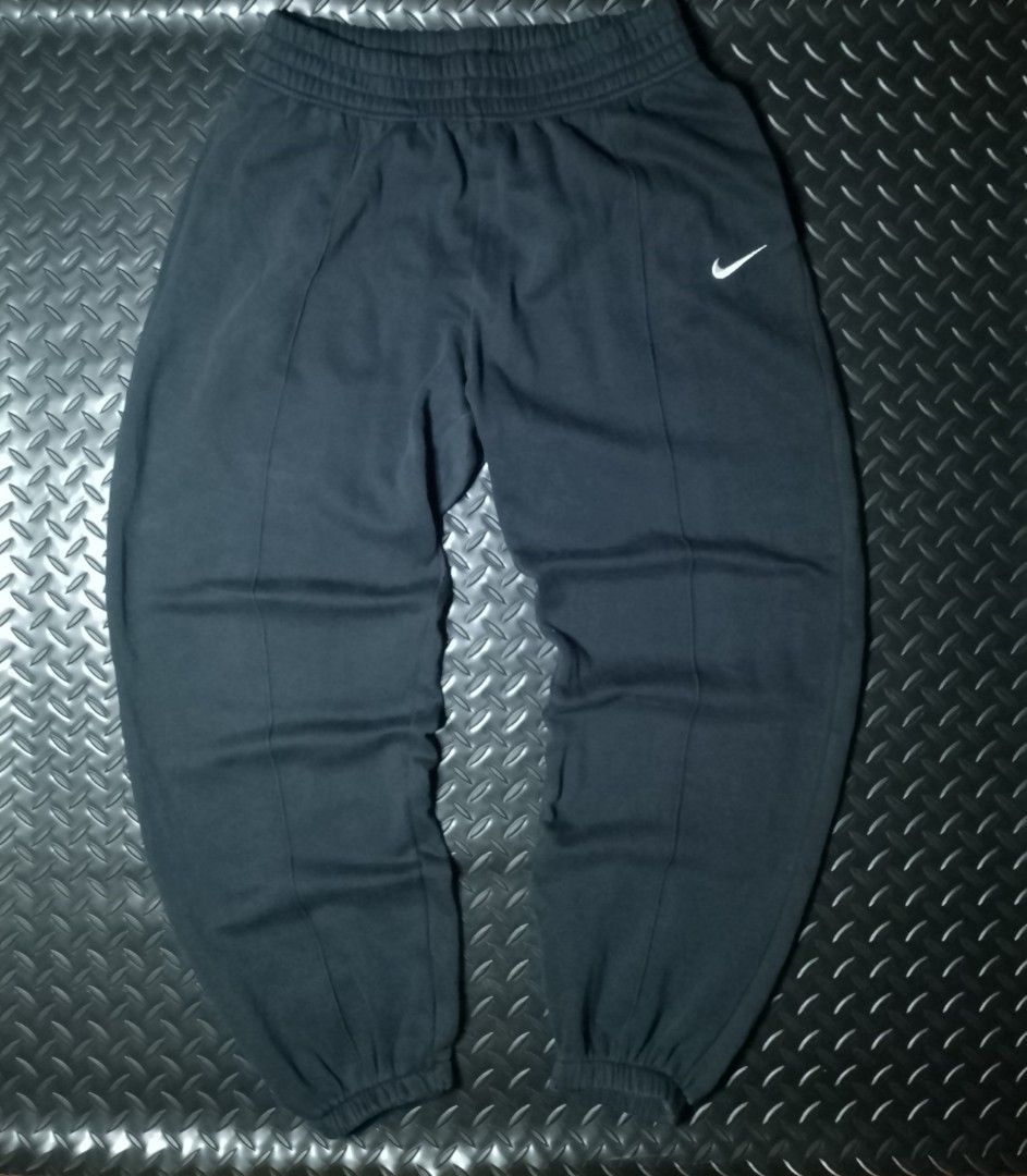 Nike Baggy Sweatpants Jogger (Category: Joggers) located in Baguio. Submitted by bado.feels (Listing ID 1470477253, Image 1). Description: Excellent condition Size 30-40 Length 37 Thigh 13 Leg opening 5 650+sf.
