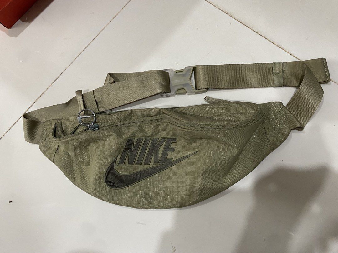 Nike Belt Bag (Category: Belt bags, Clutches and Pouches) located in Manila. Submitted by alsytan (Listing ID 1470467359, Image 1). Description: Decluttering.