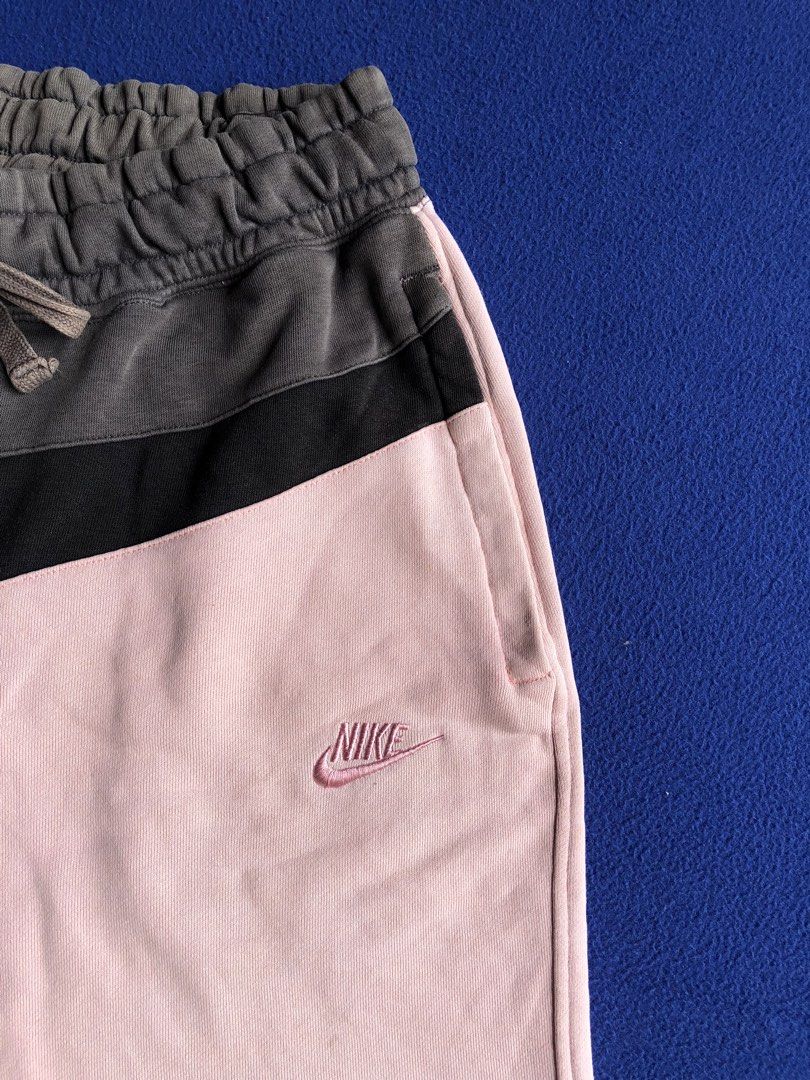 Nike Big Swoosh (Category: Shorts) located in Sipalay. Submitted by lptulak (Listing ID 1470509547, Image 2). Description: W-32-36 L-19 Very good condition Need wash 700 only.