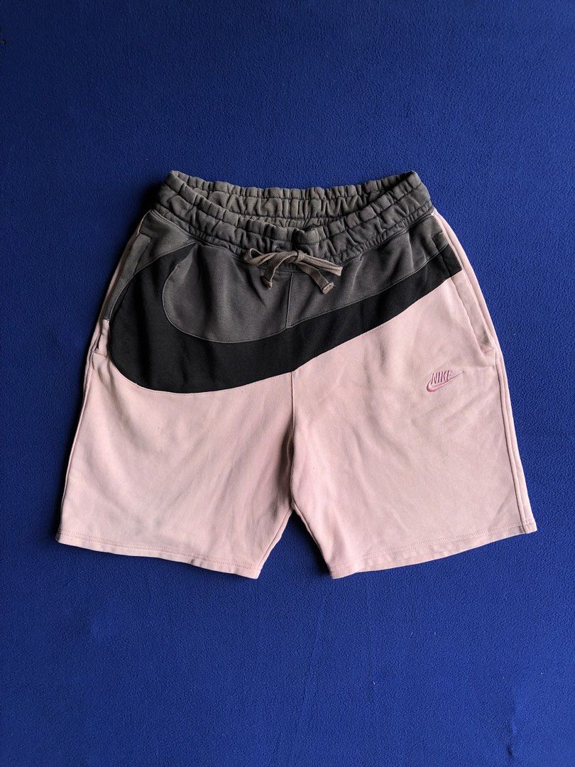 Nike Big Swoosh (Category: Shorts) located in Sipalay. Submitted by lptulak (Listing ID 1470509547, Image 1). Description: W-32-36 L-19 Very good condition Need wash 700 only.