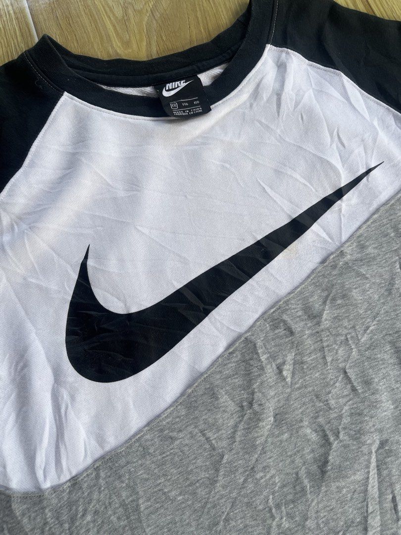 Nike big swoosh sweatshirt (Category: Hoodies) located in Buenavista. Submitted by jamesthrift0001 (Listing ID 1470370119, Image 2). Description: .