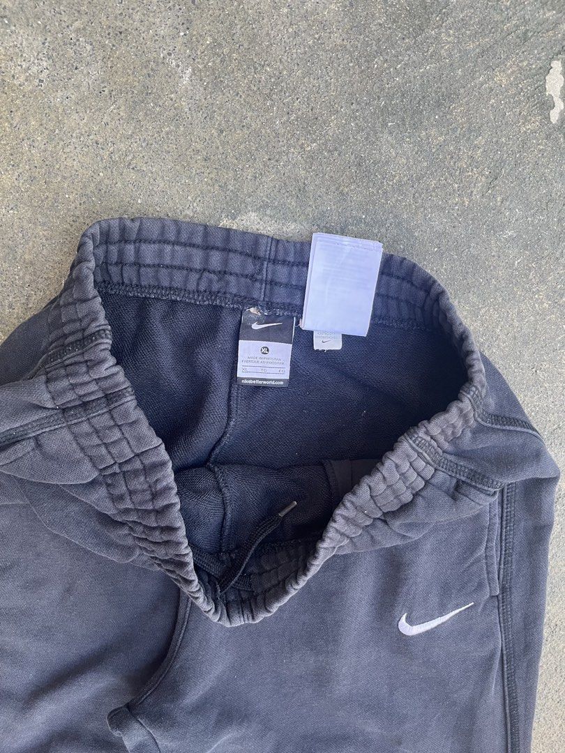 Nike Black Sweatpants (Category: Joggers) located in Manila. Submitted by a.stmngo (Listing ID 1470556380, Image 3). Description: Waist 28-32 inches (strecthable) Thigh 11 inches Length 41 inches Leg opening 8 inches Color rate 8.5/10 Needwash Good condition 📍Manage your expectation. Item is thrifted. 📍Nagcarlan, Laguna.