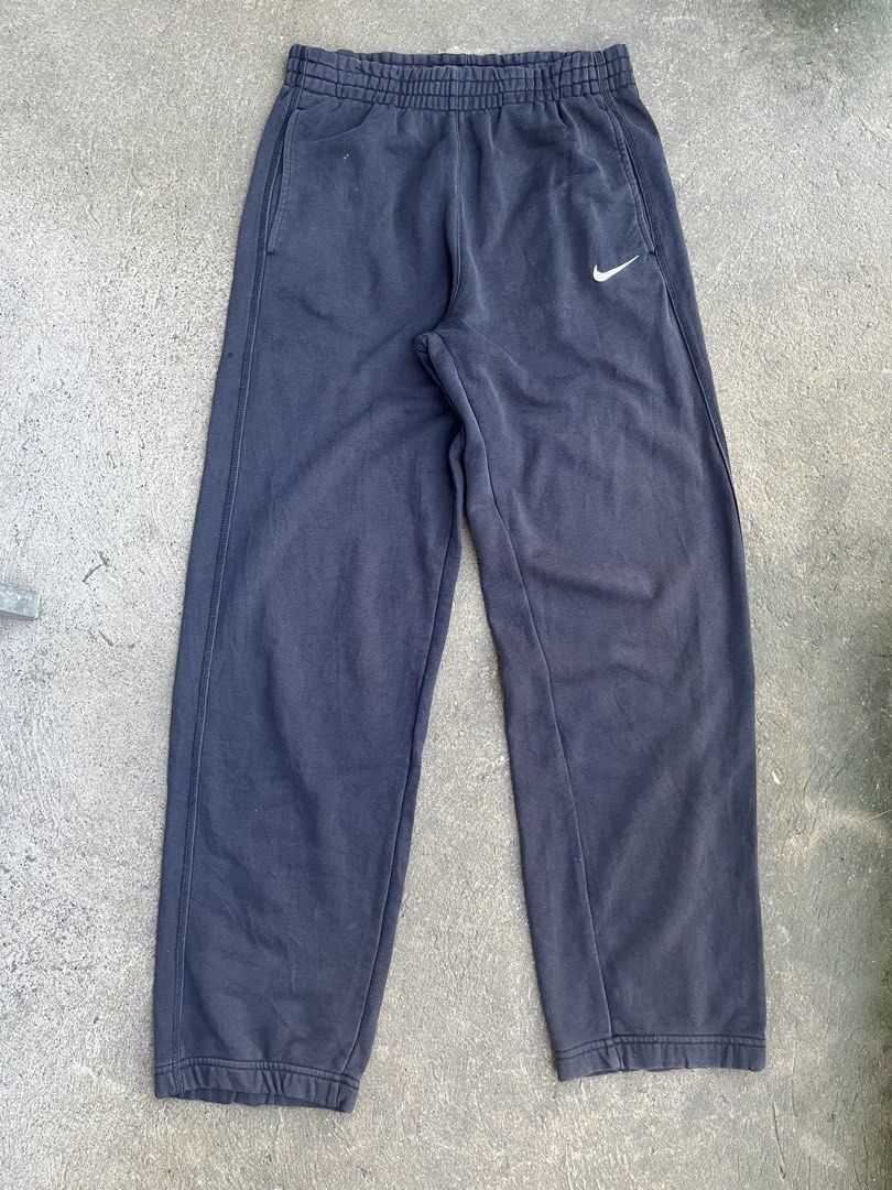 Nike Black Sweatpants (Category: Joggers) located in Manila. Submitted by a.stmngo (Listing ID 1470556380, Image 1). Description: Waist 28-32 inches (strecthable) Thigh 11 inches Length 41 inches Leg opening 8 inches Color rate 8.5/10 Needwash Good condition 📍Manage your expectation. Item is thrifted. 📍Nagcarlan, Laguna.