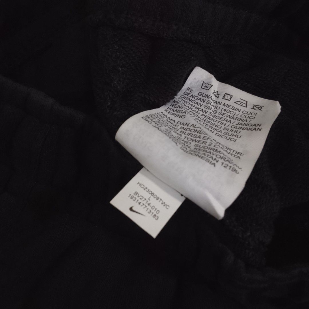 Nike Black Sweatpants Size L (Category: Joggers) located in Manila. Submitted by moisky18 (Listing ID 1470522565, Image 2). Description: - Brand: Nike - Color: Black - Size: L - Material: Comfortable cotton and polyester blend - Details: Small embroidered white Nike logo near the pocket, elastic waistband - Style Code: BV2714-010 - Condition/Use: Simple and easy daily wear piece.