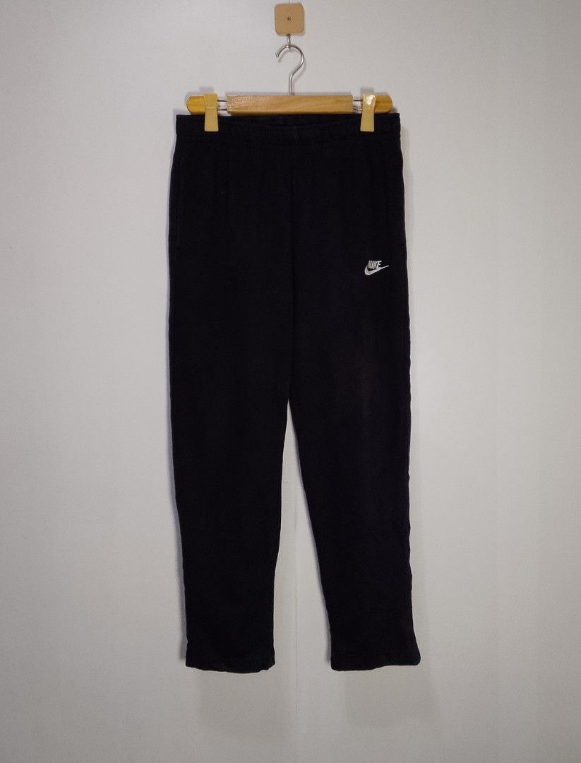 Nike Black Sweatpants Size L (Category: Joggers) located in Manila. Submitted by moisky18 (Listing ID 1470522565, Image 1). Description: - Brand: Nike - Color: Black - Size: L - Material: Comfortable cotton and polyester blend - Details: Small embroidered white Nike logo near the pocket, elastic waistband - Style Code: BV2714-010 - Condition/Use: Simple and easy daily wear piece.