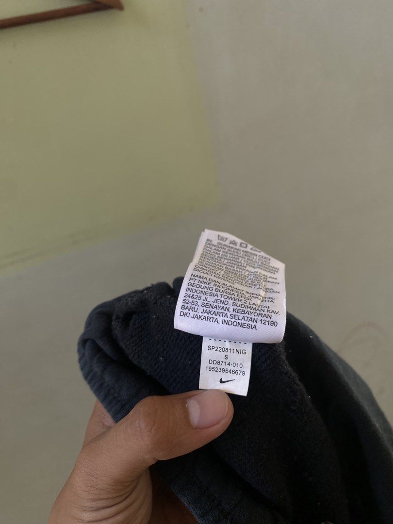 Nike Cargo Sweatpants Black Size S DD8714-010 (Category: Joggers) located in Pandi. Submitted by nasya_thrift_collection2023 (Listing ID 1470359773, Image 3). Description: - Brand: Nike - Item: Cargo Sweatpants - Color: Black - Size: Small - Model Code: DD8714-010 - Material: Comfortable fleece - Features: Elastic drawstring waistband, two side cargo pockets with button flaps, embroidered white Nike logo on left thigh, and ribbed ankle cuffs - Or