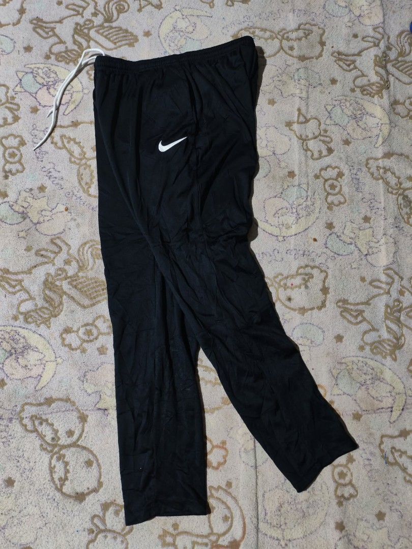 Nike Dri-FIT Black Sweatpants Size L (Category: Joggers) located in Sipalay. Submitted by boldowl.e4f283 (Listing ID 1470488019, Image 2). Description: - Brand: Nike - Item: Dri-FIT Training Pants - Color: Solid Black - Size: L (Tag printed inside) - Origin: Made in Thailand - Features: White drawstring waist, classic swoosh logo on left leg, lightweight fabric, and comfortable elastic waistband - Condition/Use: Great for workouts or daily casual