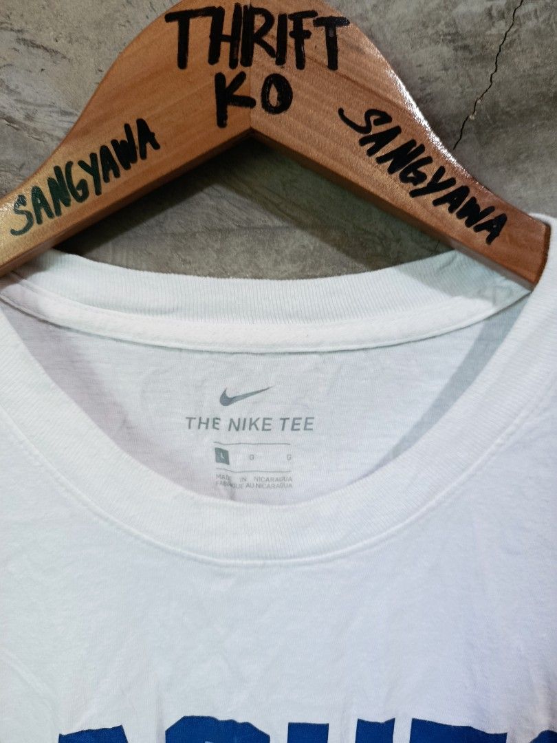 Nike Flashes Baseball White T-Shirt Large (Category: Tshirts & Polo Shirts ) located in Kalamansig. Submitted by skone1996 (Listing ID 1470554817, Image 2). Description: - Brand: Nike - Style: Flashes Baseball graphic tee, standard crewneck - Size: Large - 21 Width - 28 Length - 10/10 Color rate - No Issue - Color: White with blue and grey chest print - Details: Small Swoosh under front neckline, printed black Swoosh on upper back - Origin: Made 