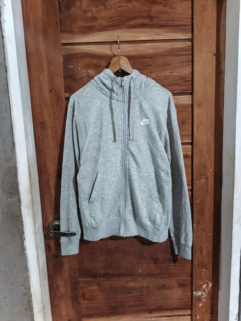 NIKE FLEECE ZIP HOODIE (Category: Coats, Jackets and Outerwear) located in Tagum. Submitted by danelle_closet1106 (Listing ID 1470405624, Image 1). Description: EXCELLENT SIZE:MEDIUM TO SMALL KASYA NO ISSUE NEED WASH ONLY.