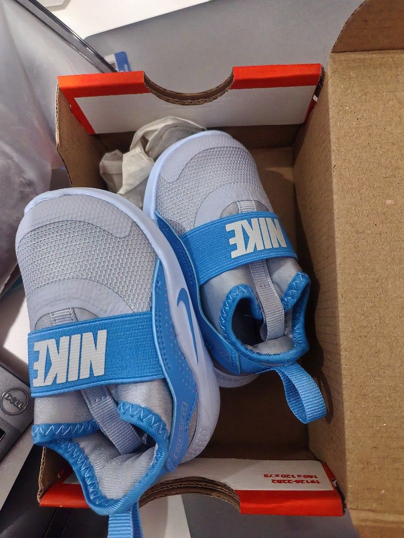 Nike Flex Runner 4 TD Ghost University Blue Size 4c (Category: Babies & Kids Fashion) located in Quezon City. Submitted by cjzelaq (Listing ID 1470532614, Image 2). Description: - Like in original box, worn once during pictorial 1yr old - hindi na nagamit kasi dalawa nabli ko na shoes for my baby, super Ganda pa po ng iten Others: - Model: Nike Flex Runner 4 for toddlers - Colorway: Ghost and University Blue - Easy slip-on design with a secure, w