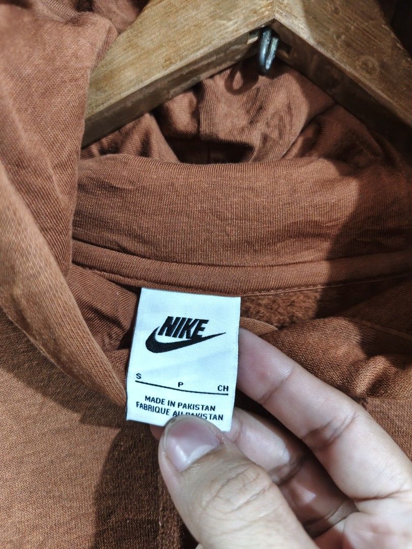 NIKE MULTIGO HOODIE (Category: Coats, Jackets and Outerwear) located in Tagum. Submitted by danelle_closet1106 (Listing ID 1470405983, Image 2). Description: EXCELLENT TO NEW CONDITION VERY MINIMAL ISSUE SEE LAST PIC SIZE:SMALL.
