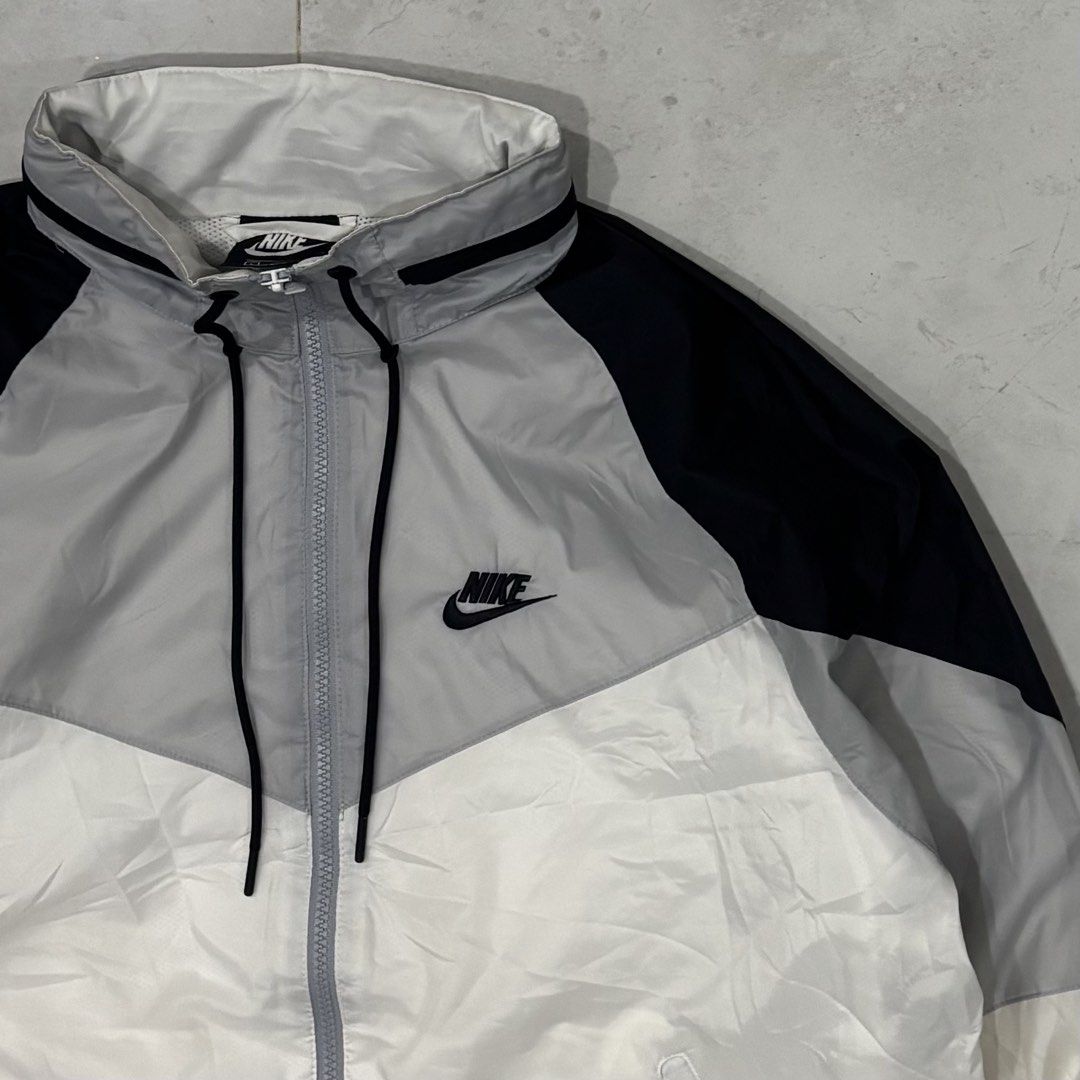 Nike nsw windrunner sptcas jacket (Category: Coats, Jackets and Outerwear) located in Cebu City. Submitted by florianmiral28 (Listing ID 1470492182, Image 2). Description: Nike nsw windrunner sptcas jacket Excellent condition Large W 25.5 L 26.