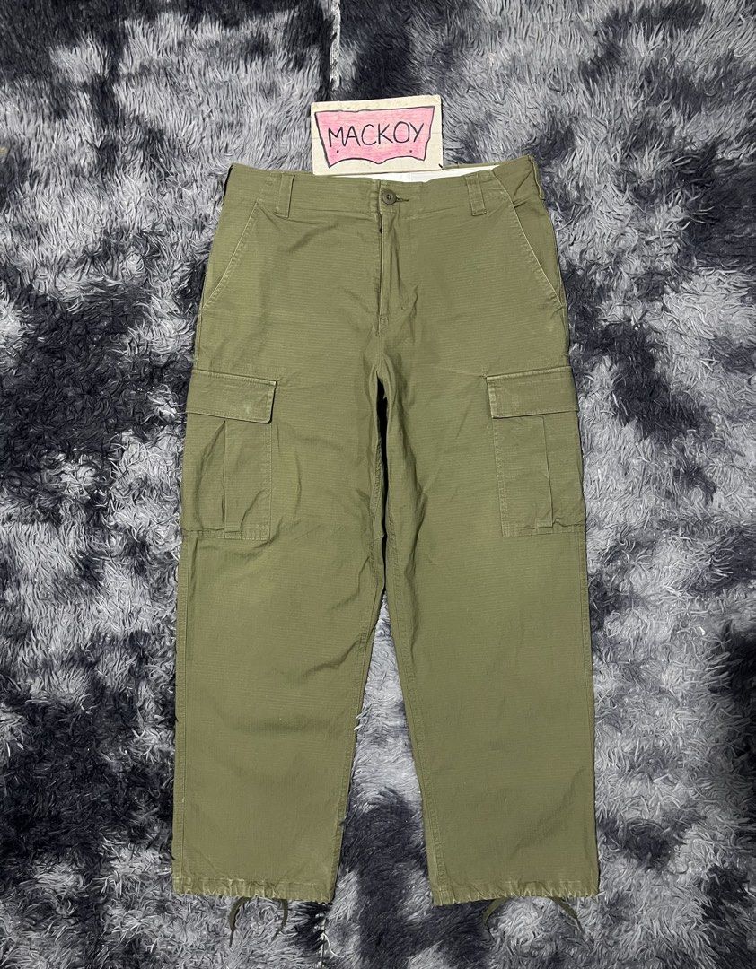 Nike SB RIPSTOP Cargo Pants Olive Green Size 32 (Category: Joggers) located in Cainta. Submitted by mackoyclassicfinds (Listing ID 1470362019, Image 1). Description: Nike Ripstop Cargo Pants Size 32 Waist 33 inch (Adjustable) Length 39 ½ inch Hem 9 inch (Adjustable) Excellent Condition ₱1,500 + SF 📍Cainta Rizal Direct Message lang sa interesado.