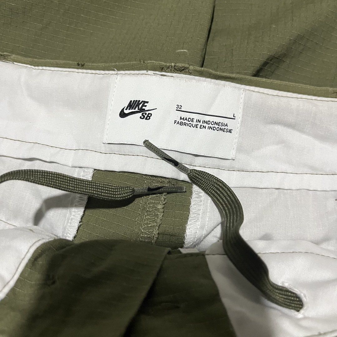 Nike SB RIPSTOP Cargo Pants Olive Green Size 32 (Category: Joggers) located in Cainta. Submitted by mackoyclassicfinds (Listing ID 1470362019, Image 3). Description: Nike Ripstop Cargo Pants Size 32 Waist 33 inch (Adjustable) Length 39 ½ inch Hem 9 inch (Adjustable) Excellent Condition ₱1,500 + SF 📍Cainta Rizal Direct Message lang sa interesado.