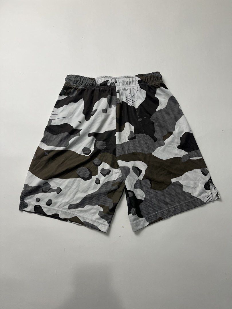 Nike Shorts (Category: Shorts) located in Makati City. Submitted by ufcknwthbst (Listing ID 1470361329, Image 3). Description: 28-32 waist 18 inch length 9.5/10 condition See issue on last pic.