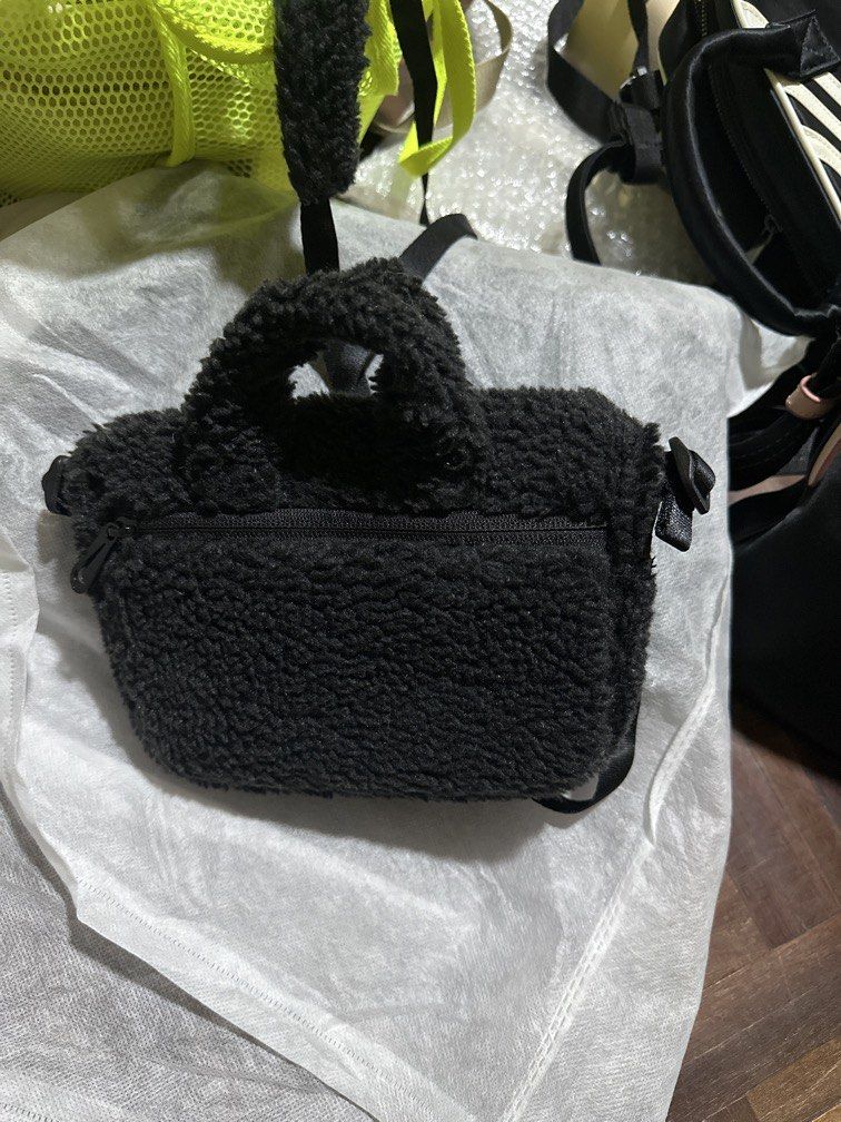 Nike Sling Bag (Category: Cross-body Bags) located in Marikina City. Submitted by prelovedmla (Listing ID 1470452882, Image 3). Description: Nike small sling bag in black. Can be for kids, teens and adults. Up to Iphone pro only (not pro max) size can fit. .